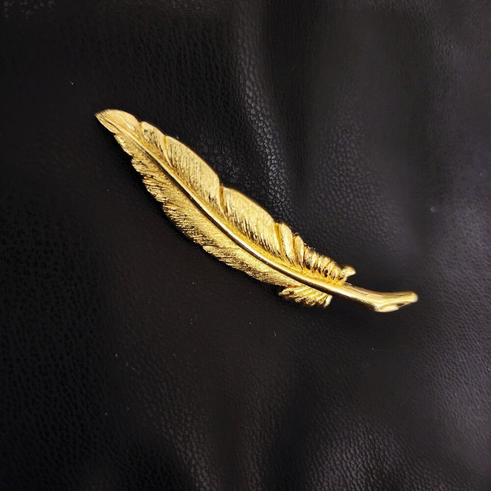 VINTAGE MONET GOLD TONE TEXTURED FEATHER BROOCH